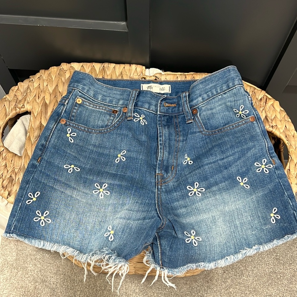 Madewell daisy denim short, size 25!